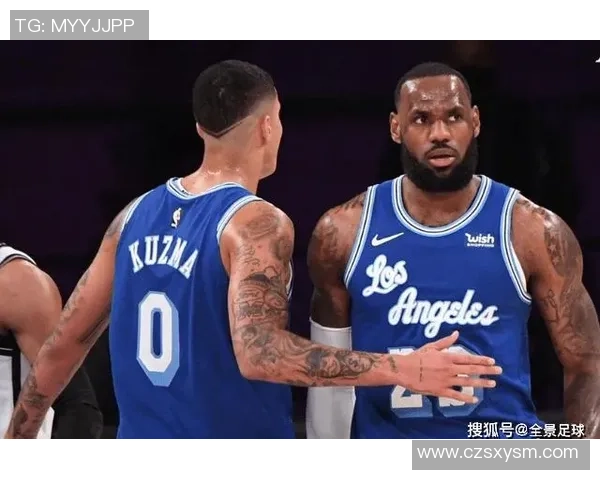 足球明星黑大衣时尚搭配全景展示让你领略潮流风范