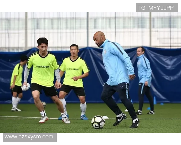 足球明星与前辈的珍贵对话视频揭示成长之路与职业生涯的启示